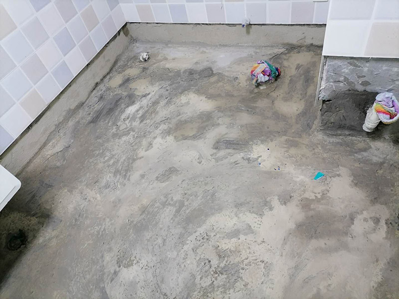 衛(wèi)生間地面防水:刷第一遍防水涂料。施工前確保工地干凈，干燥，防水涂料要涂滿，無(wú)遺漏，與基層結(jié)合牢固，無(wú)裂紋，無(wú)氣泡，無(wú)脫落現(xiàn)象。涂刷高度一致，厚度要達(dá)到規(guī)定要求。刷第二遍防水涂料。待第一遍涂料干透后才能進(jìn)行第二遍，具體時(shí)間視涂料而定。間隔時(shí)間太短，防水的效果會(huì)打折扣。鋪保護(hù)層。需在防水涂料表面鋪上保護(hù)層。保護(hù)層要完全覆蓋防水層，無(wú)遺漏，與基層結(jié)合牢固，無(wú)裂紋，無(wú)氣泡，無(wú)脫落現(xiàn)象。 閉水試驗(yàn)。閉水試驗(yàn)時(shí)，地面最高點(diǎn)的水不能低于2里面，保存至少24小時(shí)，觀察無(wú)滲漏現(xiàn)象后才算合格。如有滲漏，需重做，切莫疏忽大意。