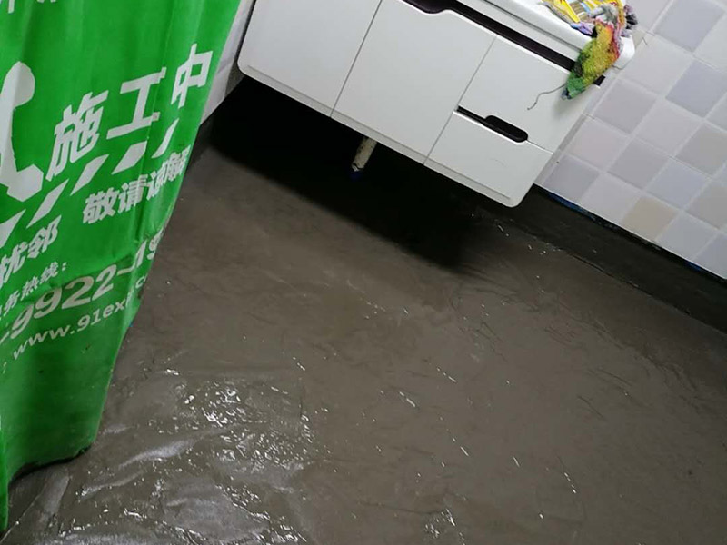衛(wèi)生間地面防水:刷第一遍防水涂料。施工前確保工地干凈，干燥，防水涂料要涂滿，無(wú)遺漏，與基層結(jié)合牢固，無(wú)裂紋，無(wú)氣泡，無(wú)脫落現(xiàn)象。涂刷高度一致，厚度要達(dá)到規(guī)定要求。刷第二遍防水涂料。待第一遍涂料干透后才能進(jìn)行第二遍，具體時(shí)間視涂料而定。間隔時(shí)間太短，防水的效果會(huì)打折扣。鋪保護(hù)層。需在防水涂料表面鋪上保護(hù)層。保護(hù)層要完全覆蓋防水層，無(wú)遺漏，與基層結(jié)合牢固，無(wú)裂紋，無(wú)氣泡，無(wú)脫落現(xiàn)象。 閉水試驗(yàn)。閉水試驗(yàn)時(shí)，地面最高點(diǎn)的水不能低于2里面，保存至少24小時(shí)，觀察無(wú)滲漏現(xiàn)象后才算合格。如有滲漏，需重做，切莫疏忽大意。