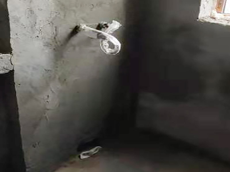 廚房抹灰防水施工：清理基層：將墊層上松散的混凝土、砂漿等清洗干凈，凸出的鼓包剔除。 刷水泥素漿：配合比為水泥∶防水油=1∶0.03(重量比)，加上適量水拌合成粥狀，鋪攤在地面上，用掃帚均勻掃一遍。 抹底層砂漿：底層用1∶3水泥砂漿，摻入水泥重3%～5%的防水粉。拌好的砂漿倒在地上，用杠尺刮平，木抹子順平，鐵抹子壓一遍。 刷水泥素漿：常溫間隔1d后刷水泥素漿一道，配合比為水泥∶防水油=1∶0.03(重量比)加適量水。 抹面層砂漿：刷水泥素漿后，接著抹面層砂漿，配合比及做法用底層。