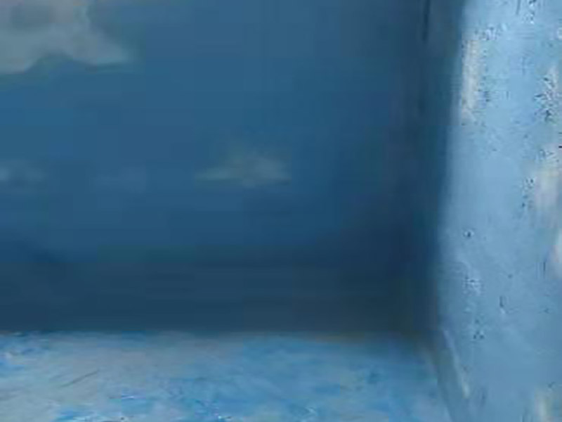 廚房抹灰防水施工：清理基層：將墊層上松散的混凝土、砂漿等清洗干凈，凸出的鼓包剔除。 刷水泥素漿：配合比為水泥∶防水油=1∶0.03(重量比)，加上適量水拌合成粥狀，鋪攤在地面上，用掃帚均勻掃一遍。 抹底層砂漿：底層用1∶3水泥砂漿，摻入水泥重3%～5%的防水粉。拌好的砂漿倒在地上，用杠尺刮平，木抹子順平，鐵抹子壓一遍。 刷水泥素漿：常溫間隔1d后刷水泥素漿一道，配合比為水泥∶防水油=1∶0.03(重量比)加適量水。 抹面層砂漿：刷水泥素漿后，接著抹面層砂漿，配合比及做法用底層。