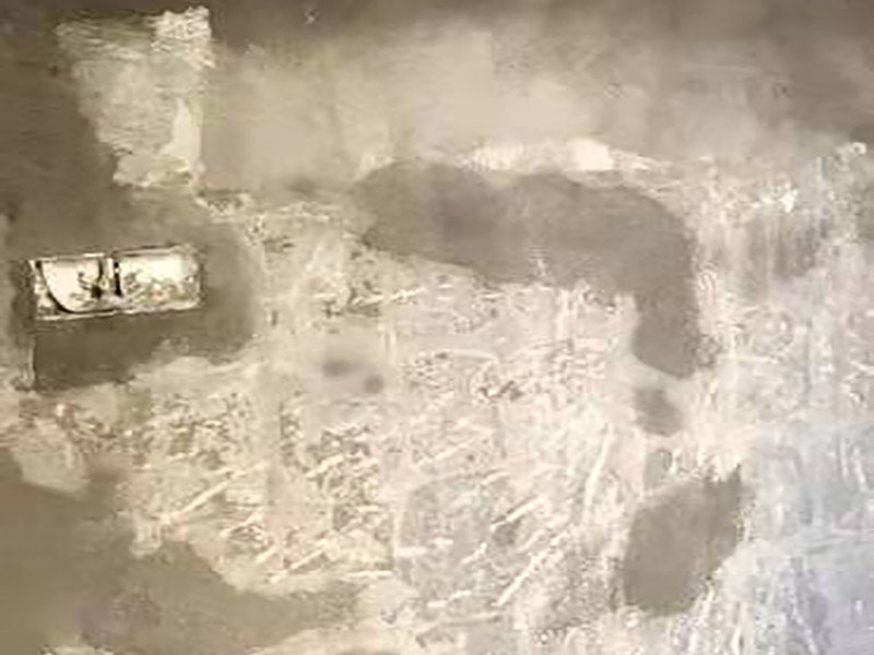 廚房抹灰防水施工：清理基層：將墊層上松散的混凝土、砂漿等清洗干凈，凸出的鼓包剔除。 刷水泥素漿：配合比為水泥∶防水油=1∶0.03(重量比)，加上適量水拌合成粥狀，鋪攤在地面上，用掃帚均勻掃一遍。 抹底層砂漿：底層用1∶3水泥砂漿，摻入水泥重3%～5%的防水粉。拌好的砂漿倒在地上，用杠尺刮平，木抹子順平，鐵抹子壓一遍。 刷水泥素漿：常溫間隔1d后刷水泥素漿一道，配合比為水泥∶防水油=1∶0.03(重量比)加適量水。 抹面層砂漿：刷水泥素漿后，接著抹面層砂漿，配合比及做法用底層。