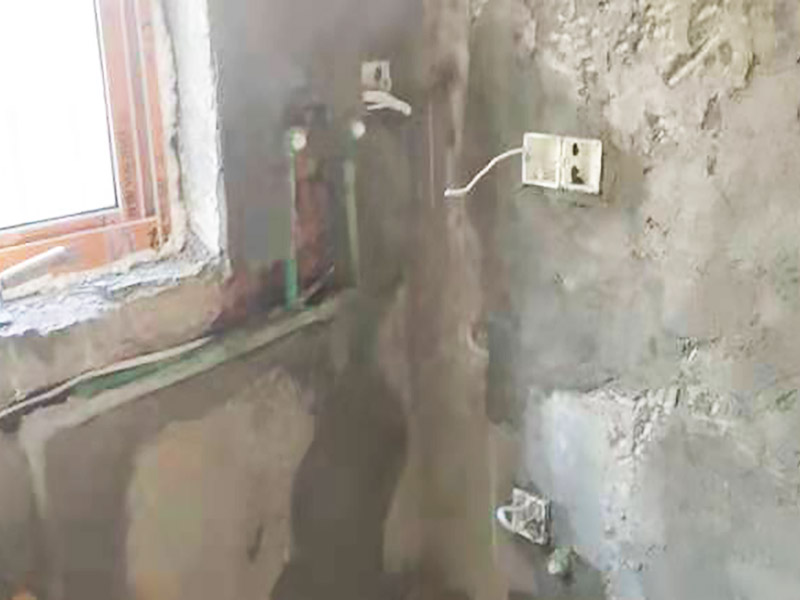 廚房抹灰防水施工：清理基層：將墊層上松散的混凝土、砂漿等清洗干凈，凸出的鼓包剔除。 刷水泥素漿：配合比為水泥∶防水油=1∶0.03(重量比)，加上適量水拌合成粥狀，鋪攤在地面上，用掃帚均勻掃一遍。 抹底層砂漿：底層用1∶3水泥砂漿，摻入水泥重3%～5%的防水粉。拌好的砂漿倒在地上，用杠尺刮平，木抹子順平，鐵抹子壓一遍。 刷水泥素漿：常溫間隔1d后刷水泥素漿一道，配合比為水泥∶防水油=1∶0.03(重量比)加適量水。 抹面層砂漿：刷水泥素漿后，接著抹面層砂漿，配合比及做法用底層。