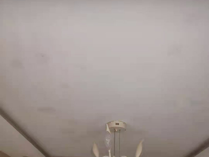 客廳天花板翻新：原有墻頂面有開發(fā)商粗略批蕩，局部肉眼就能看出凹凸不平的差距，有的施工隊(duì)為了趕工，施工方在做墻面找平時(shí)直接用膩?zhàn)佣鴽]用石膏粉，省了一道程序，結(jié)果造成膩?zhàn)訉犹?而膩?zhàn)又荒芷鸬阶屍矫孀兊闷秸饣淖饔?，而不能用?lái)找誤差較大墻面的平整，所以膩?zhàn)诱移奖容^厚的地方就會(huì)陸續(xù)的脫落。 乳膠漆施工溫度低，未能形成連續(xù)的涂膜而龜裂，遇水即會(huì)脫落;基層疏松，有油污等污物，涂膜與基層粘附不好，造成剝落;基層批刮膩?zhàn)訌?qiáng)度低，膩?zhàn)訉游锤赏讣赐克⑷槟z漆;基層過(guò)于平滑，以造成涂膜附著力不好。剝落：防范：施工前先觀察一