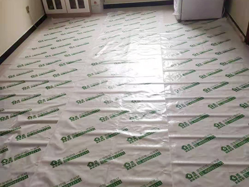 客廳天花板翻新：原有墻頂面有開發(fā)商粗略批蕩，局部肉眼就能看出凹凸不平的差距，有的施工隊(duì)為了趕工，施工方在做墻面找平時(shí)直接用膩?zhàn)佣鴽]用石膏粉，省了一道程序，結(jié)果造成膩?zhàn)訉犹?而膩?zhàn)又荒芷鸬阶屍矫孀兊闷秸饣淖饔?，而不能用?lái)找誤差較大墻面的平整，所以膩?zhàn)诱移奖容^厚的地方就會(huì)陸續(xù)的脫落。 乳膠漆施工溫度低，未能形成連續(xù)的涂膜而龜裂，遇水即會(huì)脫落;基層疏松，有油污等污物，涂膜與基層粘附不好，造成剝落;基層批刮膩?zhàn)訌?qiáng)度低，膩?zhàn)訉游锤赏讣赐克⑷槟z漆;基層過(guò)于平滑，以造成涂膜附著力不好。剝落：防范：施工前先觀察一