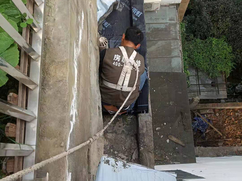 外墻露臺(tái)防水案例：陽(yáng)臺(tái)做防水處理時(shí)，以免漏水造成下層住戶生活的不便，施工時(shí)要注意防水層厚度至少為5毫米，一般粉刷防水涂料2至3次即可。而在陽(yáng)臺(tái)的地面與墻面的接縫處以及向上30厘米的這些地方，也需要粉刷防水涂料。另外需要注意的是，家庭陽(yáng)臺(tái)裝修布置中不僅要做好防水材料涂刷工作，還要記得做出防水坡度，方便水流向排水口。