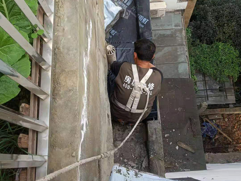 外墻露臺(tái)防水案例：陽(yáng)臺(tái)做防水處理時(shí)，以免漏水造成下層住戶生活的不便，施工時(shí)要注意防水層厚度至少為5毫米，一般粉刷防水涂料2至3次即可。而在陽(yáng)臺(tái)的地面與墻面的接縫處以及向上30厘米的這些地方，也需要粉刷防水涂料。另外需要注意的是，家庭陽(yáng)臺(tái)裝修布置中不僅要做好防水材料涂刷工作，還要記得做出防水坡度，方便水流向排水口。