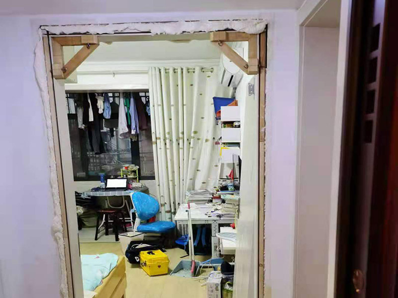 臥室門框維修翻新：首先就應(yīng)該想到將變形的門框拆下來(lái)，然后重新修理一下，再重新把門框裝上去，但是，如果不及時(shí)修復(fù)，可能就需要更換。木門比較復(fù)雜，因?yàn)橥鈱影孙椕姘濉：苋菀自斐赏庥^破壞。而且飾面板一般用射釘槍打了釘子，一般不容易處理。那么，就從門套線下手。把門套線取下來(lái)，就可以看到門套和墻體怎樣連接了。取的時(shí)候，注意打釘?shù)奈恢?，慢慢撬開(kāi)。撬開(kāi)門套線后，看門套板和墻體連接出了什么問(wèn)題。如果是連接的鐵條松了，用螺絲固定緊就好。如果是水泥砂漿固定的，那就要填水泥砂漿或者膠來(lái)固定了。