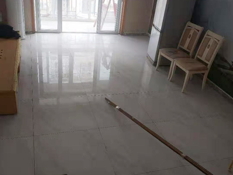 陽(yáng)臺(tái)貼磚翻新：需要在粘結(jié)劑量置晾時(shí)間內(nèi)，將準(zhǔn)備好的瓷磚鋪壓到位，垂直于梳理方向輕微搓動(dòng)以排出磚下的空氣。鋪貼到位后用橡皮錘輕擊，用尺寸合適的十字定位架來(lái)調(diào)整表面平整度及接縫的平直。 磁磚盡量不要沾水，按垂直線及水平線保留6--8mm灰縫粘貼牢固后，再做填縫處理，陰雨天最好不要施工，以免水泥污垢增多。 填縫后，用木版或其他工具刮去大灰，用6--8#園鋼清理灰縫，以突出磚的立體感，磁磚表面殘留水泥一定等其發(fā)白時(shí)(即干而未凝固時(shí))，用干布或鋸沫(木屑)、大沙、擦凈表面水泥，(注意一定不要用濕布)、布條、海綿等要勤擦勤換。 等徹底凝固后，用加長(zhǎng)柄化纖滾筒毛刷沾取20%--30%鹽酸溶液進(jìn)行全面清洗，之后用清水沖凈。這時(shí)要小心操作以免鹽酸沾染人身及衣物哦。