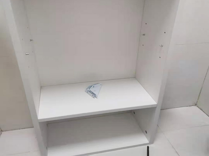 浴室柜打孔安裝：掛墻式浴室柜主柜安裝方法，但是按柜子掛鐵片的孔位、孔距，量出孔在墻面上的位置。用沖擊鉆在墻面上打孔，再用已有的爆炸螺絲把柜子安裝在墻上。還有用水平尺測量柜子是否安裝水平，再把臺面盆放在柜子上面。浴室柜一般距離地面的高度是80cm-85cm，根據(jù)使用人的身高和習(xí)慣可以略做調(diào)節(jié)。 落地式浴室柜安裝方法，還有把金屬腳裝在柜體上，然后把柜子放在預(yù)設(shè)位置，調(diào)整金屬腳使柜子平穩(wěn)，再把臺面盆放上柜子上面。 浴室鏡安裝方法，但是按鏡子后面的掛鏡片的孔位、孔距，量出孔在墻面上的位置。用沖擊鉆在墻面上打孔