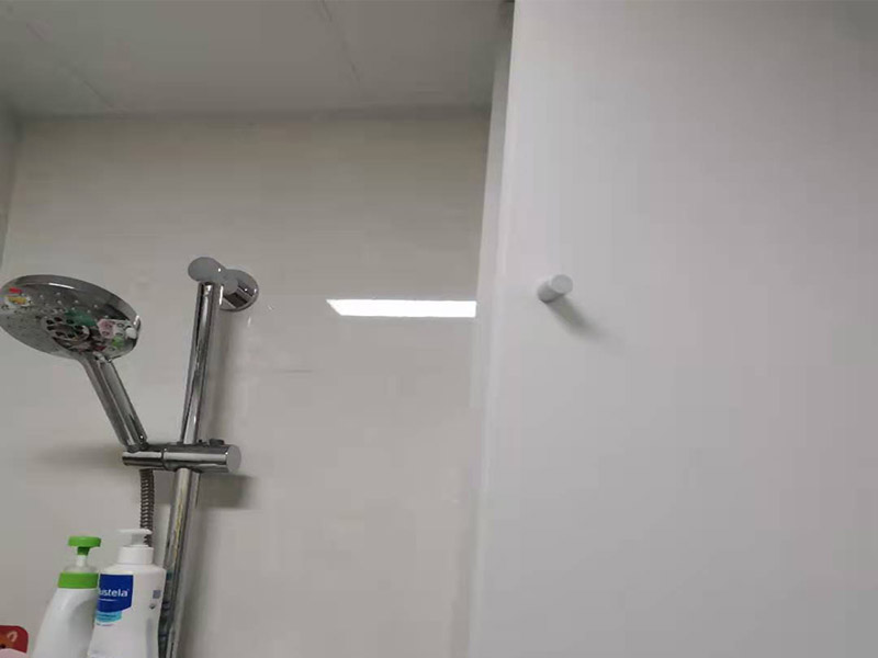 浴室柜打孔安裝：掛墻式浴室柜主柜安裝方法，但是按柜子掛鐵片的孔位、孔距，量出孔在墻面上的位置。用沖擊鉆在墻面上打孔，再用已有的爆炸螺絲把柜子安裝在墻上。還有用水平尺測量柜子是否安裝水平，再把臺面盆放在柜子上面。浴室柜一般距離地面的高度是80cm-85cm，根據(jù)使用人的身高和習(xí)慣可以略做調(diào)節(jié)。 落地式浴室柜安裝方法，還有把金屬腳裝在柜體上，然后把柜子放在預(yù)設(shè)位置，調(diào)整金屬腳使柜子平穩(wěn)，再把臺面盆放上柜子上面。 浴室鏡安裝方法，但是按鏡子后面的掛鏡片的孔位、孔距，量出孔在墻面上的位置。用沖擊鉆在墻面上打孔