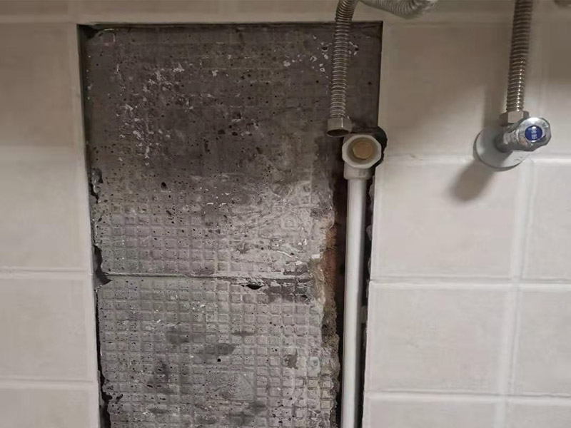 暗管漏水點(diǎn)檢測：驗(yàn)證工作面頂棚成形質(zhì)量，保證漏水點(diǎn)位置、管徑等符合設(shè)計(jì)圖紙；管縫防水的完整性，即漏水點(diǎn)位置選取符合規(guī)范要求； 1，關(guān)閉水管總閥。(即水bai表前面的水管開du關(guān)) 2，打開房間里zhi面的水龍頭20分鐘，dao確保沒水再滴后關(guān)閉所有的水龍頭。 3，關(guān)閉馬桶水箱和洗衣機(jī)等具有蓄水功能的設(shè)備進(jìn)水開關(guān)。 4，打開水管總閥。 5，打開總閥后20分鐘查看水表是否走動(dòng)，包括緩慢的走動(dòng)。如果有走動(dòng)，即為漏水了。如果沒有走動(dòng)，可能沒事。