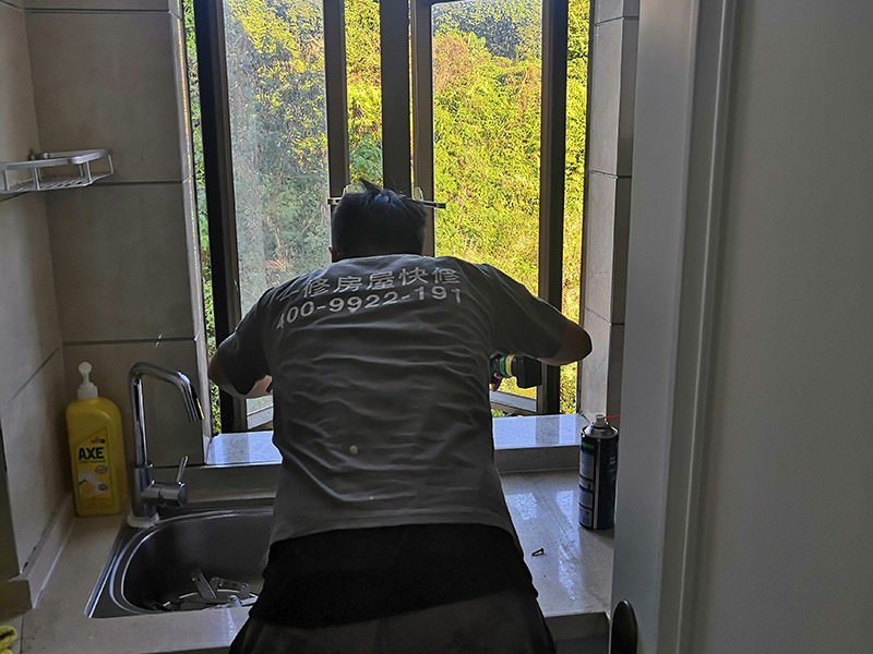 水槽安裝維修施工：第一步是安裝水龍頭。水龍頭有冷、熱之分，切勿搞錯(cuò)位置。注意兩根進(jìn)水管的位置，安裝方法及方式都大同小異，提前做好準(zhǔn)備，才不會(huì)出錯(cuò)。為了避免空隙而設(shè)置的配件。用配置好的掛片，利用螺絲夾緊調(diào)平，利用硅膠封住水槽周邊和臺(tái)面。一端接入水槽的排水口，另一端接到地下的排水口，就可以了。注意兩者之間的銜接，是否牢固，是否密封等等。進(jìn)排水是否通暢、密封是否得當(dāng)，是否滲水等等。如有滲水，立即返工。