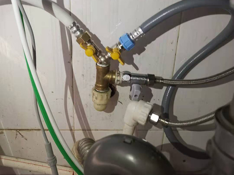 水管角閥漏水更換：首先需要檢查一下內(nèi)絲接頭是否存在開(kāi)裂的情況，如果有開(kāi)裂，需要進(jìn)行更換接頭。接頭如果沒(méi)有問(wèn)題的話，直接更換一個(gè)新角閥即可，角閥并不貴，建議要購(gòu)買銅質(zhì)角閥。 如果是螺紋接頭處漏水，可以在螺紋上加幾圈生料帶，一般就可以解決漏水問(wèn)題。 如果是開(kāi)關(guān)把手處漏水，那就是角閥的密封性出了問(wèn)題，可以試試換個(gè)新角閥，這樣的話就可以正常使用了。