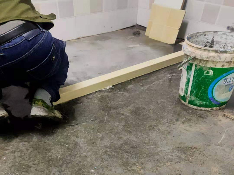 衛(wèi)生間找平貼磚：應全部清理墻面上的各類污物，打掃干凈現場，特別是角落里。用泥刀先批墻，后用水泥漿找平。這個工序很重要，確保底子平，防止貼后空鼓。墻面要刷防水涂料，防止貼后浸水，一般高度不低于1.8米，刷的時候會稍高一些。根據設計鋪貼圖樣的要求，確定排磚方案，用墨斗彈線，以減少施工損耗。水平檢測瓷磚鋪貼完后，工人會用專業(yè)測量儀，來檢查貼后瓷磚的平整度，確保最終的效果令客戶滿意。