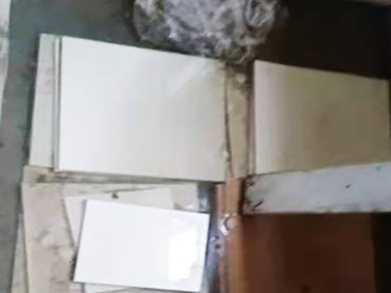 廚房衛(wèi)生間貼磚：開始貼磚前需對現(xiàn)有墻面的抹灰強(qiáng)度及空鼓進(jìn)行排查，避免因抹灰強(qiáng)度及基層空鼓，造成瓷磚大面積空鼓出現(xiàn)。如果是釉面磚需要提前進(jìn)行泡水，將瓷磚泡透至少30min以上。?；u吸水率小于0.5%，無需浸泡，但須做背膠涂刷，增加粘接強(qiáng)度，避免脫落。注意貼磚時采用專用粘接劑，抹灰要飽滿、均勻，尤其要注意四個角的抹灰要到位，避免后期空鼓。墻磚施工完成后做好噴水養(yǎng)護(hù)2天，待墻面干透后進(jìn)行瓷磚勾縫或美縫處理即可。