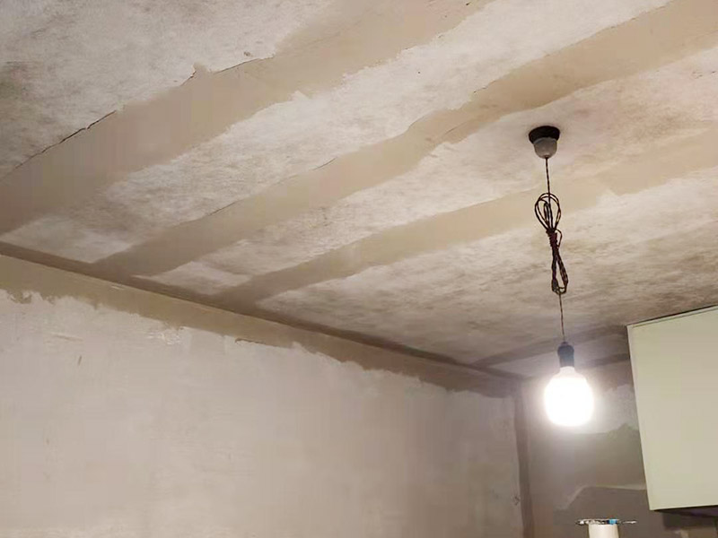 墻面翻新基層處理：墻體空鼓將嚴(yán)重影響涂層的附著力，通常采用目測、敲打、硬器劃刻、手抹等方法檢查。發(fā)現(xiàn)有空鼓現(xiàn)象，必須徹底鏟除，應(yīng)用配套膩子修補平整或用與墻體砂漿比例一致的水泥砂漿按墻體同樣施工方法進(jìn)行修補填平，確保涂層吸收一致，無接痕。墻體裂縫嚴(yán)重影響涂層的裝飾美觀性能。發(fā)現(xiàn)裂縫應(yīng)用專用填補膩子填補修復(fù)，較大空心裂縫可先用砂漿修補后抹平。 涂裝施工前用鏟刀或刮刀鏟去一遍或用鋼絲刷處理清除，也可用硬毛竹掃把清除浮砂。墻體砂眼，凹坑如腳手架洞、空調(diào)洞、窗套、管道設(shè)施鋪設(shè)遺漏留缺陷，需用與墻體基面同類材質(zhì)和施工方法進(jìn)行處理。這一點往往在施工中不被注意。但硅藻泥上墻后易發(fā)現(xiàn)發(fā)花不協(xié)調(diào)，嚴(yán)重影響裝飾效果。