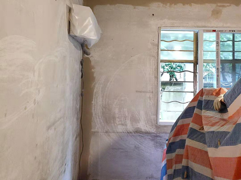 墻面翻新基層處理：墻體空鼓將嚴(yán)重影響涂層的附著力，通常采用目測、敲打、硬器劃刻、手抹等方法檢查。發(fā)現(xiàn)有空鼓現(xiàn)象，必須徹底鏟除，應(yīng)用配套膩子修補平整或用與墻體砂漿比例一致的水泥砂漿按墻體同樣施工方法進(jìn)行修補填平，確保涂層吸收一致，無接痕。墻體裂縫嚴(yán)重影響涂層的裝飾美觀性能。發(fā)現(xiàn)裂縫應(yīng)用專用填補膩子填補修復(fù)，較大空心裂縫可先用砂漿修補后抹平。 涂裝施工前用鏟刀或刮刀鏟去一遍或用鋼絲刷處理清除，也可用硬毛竹掃把清除浮砂。墻體砂眼，凹坑如腳手架洞、空調(diào)洞、窗套、管道設(shè)施鋪設(shè)遺漏留缺陷，需用與墻體基面同類材質(zhì)和施工方法進(jìn)行處理。這一點往往在施工中不被注意。但硅藻泥上墻后易發(fā)現(xiàn)發(fā)花不協(xié)調(diào)，嚴(yán)重影響裝飾效果。