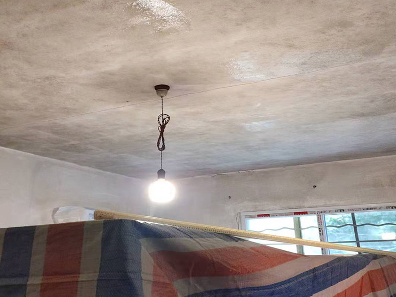 墻面翻新基層處理：墻體空鼓將嚴(yán)重影響涂層的附著力，通常采用目測、敲打、硬器劃刻、手抹等方法檢查。發(fā)現(xiàn)有空鼓現(xiàn)象，必須徹底鏟除，應(yīng)用配套膩子修補平整或用與墻體砂漿比例一致的水泥砂漿按墻體同樣施工方法進(jìn)行修補填平，確保涂層吸收一致，無接痕。墻體裂縫嚴(yán)重影響涂層的裝飾美觀性能。發(fā)現(xiàn)裂縫應(yīng)用專用填補膩子填補修復(fù)，較大空心裂縫可先用砂漿修補后抹平。 涂裝施工前用鏟刀或刮刀鏟去一遍或用鋼絲刷處理清除，也可用硬毛竹掃把清除浮砂。墻體砂眼，凹坑如腳手架洞、空調(diào)洞、窗套、管道設(shè)施鋪設(shè)遺漏留缺陷，需用與墻體基面同類材質(zhì)和施工方法進(jìn)行處理。這一點往往在施工中不被注意。但硅藻泥上墻后易發(fā)現(xiàn)發(fā)花不協(xié)調(diào)，嚴(yán)重影響裝飾效果。