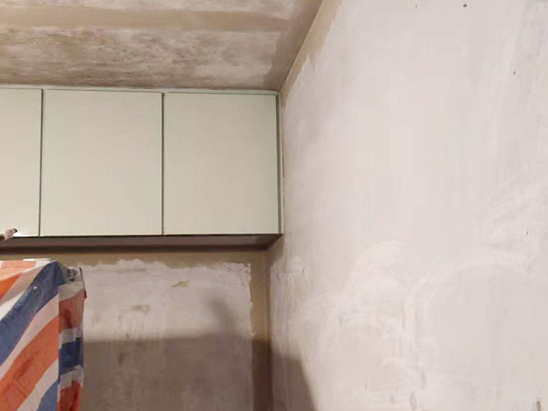 墻面翻新基層處理：墻體空鼓將嚴(yán)重影響涂層的附著力，通常采用目測、敲打、硬器劃刻、手抹等方法檢查。發(fā)現(xiàn)有空鼓現(xiàn)象，必須徹底鏟除，應(yīng)用配套膩子修補平整或用與墻體砂漿比例一致的水泥砂漿按墻體同樣施工方法進(jìn)行修補填平，確保涂層吸收一致，無接痕。墻體裂縫嚴(yán)重影響涂層的裝飾美觀性能。發(fā)現(xiàn)裂縫應(yīng)用專用填補膩子填補修復(fù)，較大空心裂縫可先用砂漿修補后抹平。 涂裝施工前用鏟刀或刮刀鏟去一遍或用鋼絲刷處理清除，也可用硬毛竹掃把清除浮砂。墻體砂眼，凹坑如腳手架洞、空調(diào)洞、窗套、管道設(shè)施鋪設(shè)遺漏留缺陷，需用與墻體基面同類材質(zhì)和施工方法進(jìn)行處理。這一點往往在施工中不被注意。但硅藻泥上墻后易發(fā)現(xiàn)發(fā)花不協(xié)調(diào)，嚴(yán)重影響裝飾效果。