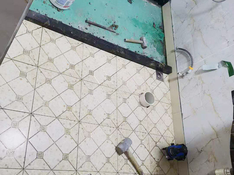 衛(wèi)生間地面防水裝修:首先要將墻面地面都要清潔干凈，這點非常重要，不能有散沙、土、石塊等干擾基層。如果基層開發(fā)商做的很不好的話，表面還要刷一層界面劑以防止墻面表面起沙。用噴壺將陰角部分和管根部分噴水，噴水的主要目的就是防止墻面吸收了堵漏寶太多的水分，造成堵漏寶沒有和墻面凝結(jié)在一起。那么噴多少水呢，建議以表面沒有明顯積水為宜。刷完以后，由于速凝型的堵漏寶干燥較快，所以基本不用等待，干的非?？?。然后將第一遍堵漏寶上鋪好網(wǎng)格布，主要是防止堵漏寶初凝以后裂開。然后進行第二遍涂刷堵漏寶，刷完咱們就要進行下面柔韌性防水涂刷的步驟了。