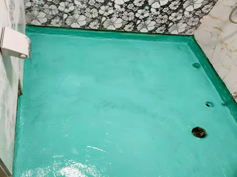 衛(wèi)生間地面防水裝修:首先要將墻面地面都要清潔干凈，這點非常重要，不能有散沙、土、石塊等干擾基層。如果基層開發(fā)商做的很不好的話，表面還要刷一層界面劑以防止墻面表面起沙。用噴壺將陰角部分和管根部分噴水，噴水的主要目的就是防止墻面吸收了堵漏寶太多的水分，造成堵漏寶沒有和墻面凝結(jié)在一起。那么噴多少水呢，建議以表面沒有明顯積水為宜。刷完以后，由于速凝型的堵漏寶干燥較快，所以基本不用等待，干的非?？臁Ｈ缓髮⒌谝槐槎侣毶箱伜镁W(wǎng)格布，主要是防止堵漏寶初凝以后裂開。然后進行第二遍涂刷堵漏寶，刷完咱們就要進行下面柔韌性防水涂刷的步驟了。