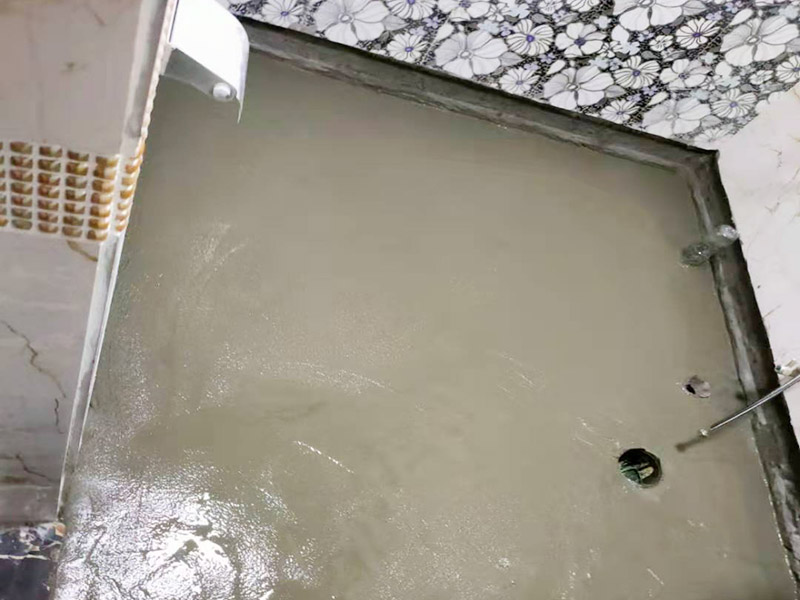 衛(wèi)生間地面防水裝修:首先要將墻面地面都要清潔干凈，這點非常重要，不能有散沙、土、石塊等干擾基層。如果基層開發(fā)商做的很不好的話，表面還要刷一層界面劑以防止墻面表面起沙。用噴壺將陰角部分和管根部分噴水，噴水的主要目的就是防止墻面吸收了堵漏寶太多的水分，造成堵漏寶沒有和墻面凝結(jié)在一起。那么噴多少水呢，建議以表面沒有明顯積水為宜。刷完以后，由于速凝型的堵漏寶干燥較快，所以基本不用等待，干的非?？臁Ｈ缓髮⒌谝槐槎侣毶箱伜镁W(wǎng)格布，主要是防止堵漏寶初凝以后裂開。然后進行第二遍涂刷堵漏寶，刷完咱們就要進行下面柔韌性防水涂刷的步驟了。