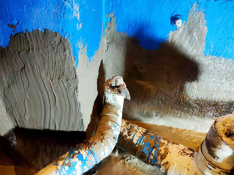 衛(wèi)生間地面基層防水：基層找平，無明顯水跡，滲漏處先進(jìn)行堵漏處理;基層表面強(qiáng)度表面無浮土、砂粒等污物，表面應(yīng)平整、無松動;陰陽角半徑磨成光滑的小圓角;表面應(yīng)平整、無松動。用塑料橡膠刮或油漆涂刮(刷)在基層表面上，厚度一致;第一層涂膜薄涂，第二層涂膜的涂膜方向與第一層涂膜的涂刮(刷)方向垂直。轉(zhuǎn)角、接縫、變形縫等特殊部位必須仔細(xì)涂刷至符合要求，涂膜厚薄要均勻、封閉嚴(yán)密，不允許有露底、起鼓、脫落、開裂、翹邊和收口密封不嚴(yán)等現(xiàn)象。衛(wèi)生間、廚房等部位在防水層干固后，在門檻部位砌一壟磚進(jìn)行24小時閉水實驗，看樓下樓頂是否有濕水點，無則證明防水施工是合格的。