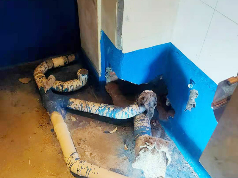 衛(wèi)生間地面基層防水：基層找平，無明顯水跡，滲漏處先進(jìn)行堵漏處理;基層表面強(qiáng)度表面無浮土、砂粒等污物，表面應(yīng)平整、無松動;陰陽角半徑磨成光滑的小圓角;表面應(yīng)平整、無松動。用塑料橡膠刮或油漆涂刮(刷)在基層表面上，厚度一致;第一層涂膜薄涂，第二層涂膜的涂膜方向與第一層涂膜的涂刮(刷)方向垂直。轉(zhuǎn)角、接縫、變形縫等特殊部位必須仔細(xì)涂刷至符合要求，涂膜厚薄要均勻、封閉嚴(yán)密，不允許有露底、起鼓、脫落、開裂、翹邊和收口密封不嚴(yán)等現(xiàn)象。衛(wèi)生間、廚房等部位在防水層干固后，在門檻部位砌一壟磚進(jìn)行24小時閉水實驗，看樓下樓頂是否有濕水點，無則證明防水施工是合格的。