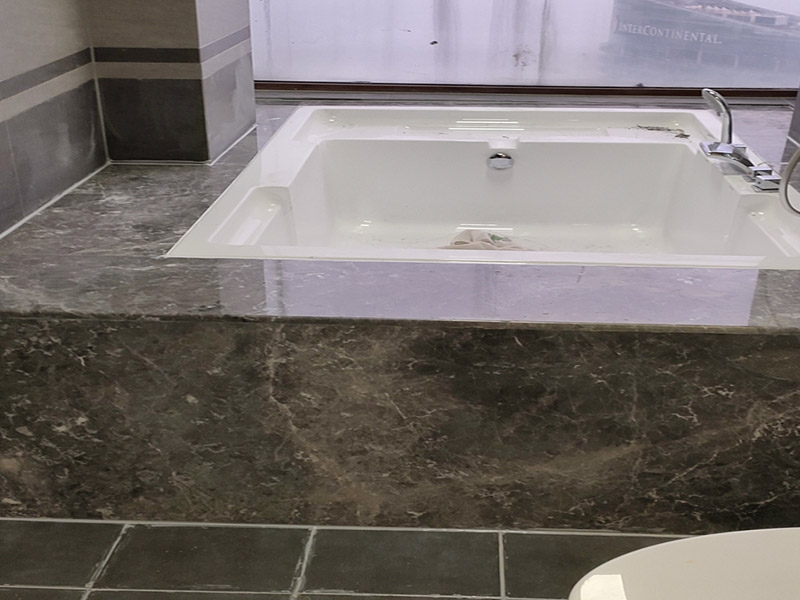 浴缸貼磚安裝：在安放浴缸時(shí)注意下水口的另一端要略高于下水口的一端，以便將來(lái)排污不暢。這一點(diǎn)要因情況而定。一般正常的浴缸底部本來(lái)就留出了排水的坡度。在安放浴缸時(shí)注意下水口的另一端要略高于下水口的一端，以便將來(lái)排污不暢。這一點(diǎn)要因情況而定。一般正常的浴缸底部本來(lái)就留出了排水的坡度。浴缸裙的貼磚是不需要抓毛的，砌好紅磚的臺(tái)子，在表面抹一層水泥砂漿，然后等兩天再來(lái)貼磚即可，貼磚很麻煩，由于地面留了坡度，而浴缸是平的，所以每一塊大磚都要打磨成不同的尺寸，不可以一次打磨很多，容易磨多了，要反復(fù)磨。磚的上邊要塞入浴缸的圓邊下，這樣才不會(huì)形成陽(yáng)角。