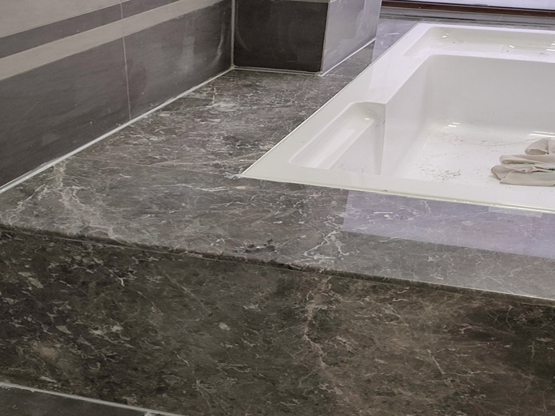 浴缸貼磚安裝：在安放浴缸時(shí)注意下水口的另一端要略高于下水口的一端，以便將來(lái)排污不暢。這一點(diǎn)要因情況而定。一般正常的浴缸底部本來(lái)就留出了排水的坡度。在安放浴缸時(shí)注意下水口的另一端要略高于下水口的一端，以便將來(lái)排污不暢。這一點(diǎn)要因情況而定。一般正常的浴缸底部本來(lái)就留出了排水的坡度。浴缸裙的貼磚是不需要抓毛的，砌好紅磚的臺(tái)子，在表面抹一層水泥砂漿，然后等兩天再來(lái)貼磚即可，貼磚很麻煩，由于地面留了坡度，而浴缸是平的，所以每一塊大磚都要打磨成不同的尺寸，不可以一次打磨很多，容易磨多了，要反復(fù)磨。磚的上邊要塞入浴缸的圓邊下，這樣才不會(huì)形成陽(yáng)角。