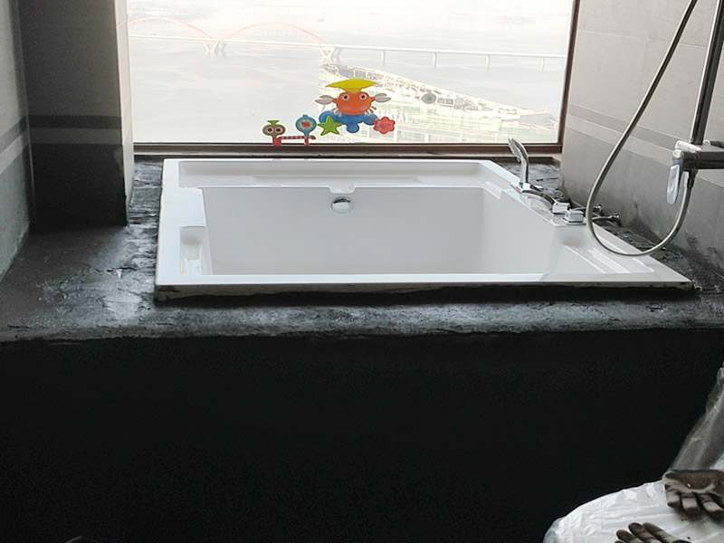 浴缸貼磚安裝：在安放浴缸時(shí)注意下水口的另一端要略高于下水口的一端，以便將來(lái)排污不暢。這一點(diǎn)要因情況而定。一般正常的浴缸底部本來(lái)就留出了排水的坡度。在安放浴缸時(shí)注意下水口的另一端要略高于下水口的一端，以便將來(lái)排污不暢。這一點(diǎn)要因情況而定。一般正常的浴缸底部本來(lái)就留出了排水的坡度。浴缸裙的貼磚是不需要抓毛的，砌好紅磚的臺(tái)子，在表面抹一層水泥砂漿，然后等兩天再來(lái)貼磚即可，貼磚很麻煩，由于地面留了坡度，而浴缸是平的，所以每一塊大磚都要打磨成不同的尺寸，不可以一次打磨很多，容易磨多了，要反復(fù)磨。磚的上邊要塞入浴缸的圓邊下，這樣才不會(huì)形成陽(yáng)角。