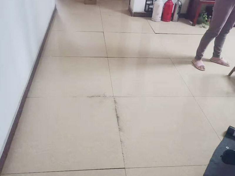 客廳瓷磚起翹維修：1.把翹起的磚全部拆下，然后,把磚底下清理干凈，再用水泥弄平整,之后,把磚放上去即可。 2.找個切割機,把翹起的地板割條縫,注意要割剛剛翹起的,不然沒發(fā)割,把翹起的地板都掀起，下面掃干凈,每塊地板都抹上地板膠再粘上就可以了。