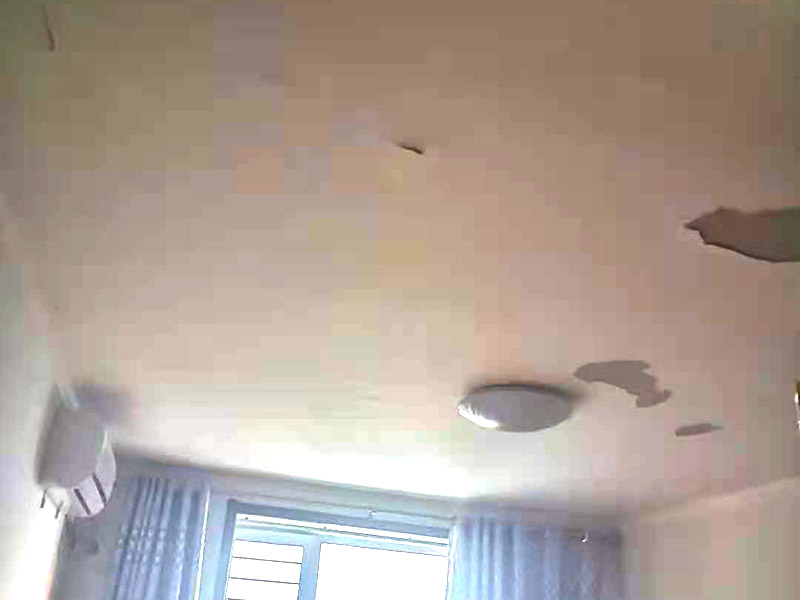 墻面基層處理：刮膩?zhàn)又?，?yīng)該先用石膏在墻面找平，做好墻面的找平工作接下來就該是對墻面進(jìn)行刮膩?zhàn)拥墓こ塘恕Ｑb修墻面處理流程中刮膩?zhàn)有枰?jīng)過多道工序，而且其使用 的材料也要有細(xì)膩感，用膩?zhàn)硬牧暇鶆虻脑趬γ嫱磕?，形成平而整齊的裝飾效果。薄薄的涂抹 在水泥墻面上，就完成了第一道膩?zhàn)庸こ獭?刷涂料的工程中直接滾涂兩遍乳膠漆即可，但是一般在刷涂料之前，墻面會涂上一層防水的膩?zhàn)訉?，可以有效的防止墻面出現(xiàn)發(fā)霉、漏水等現(xiàn)象。噴涂的方式更好， 但是需要在耐水膩?zhàn)由蠈釉谏弦坏姥b潢膩?zhàn)?，噴上薄薄的一層即可，而且還需用1200目砂紙打磨，然后再噴涂乳膠漆就可以了，而且只噴一 遍油漆。如果墻面裝修的時間長了，想要補(bǔ)上墻面的油漆，可以不用鏟除原有的涂料，可以直接在墻面噴涂就可以了。