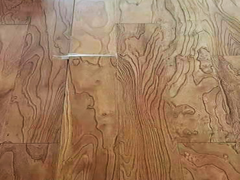 木地板維修翻新：把地板裂縫中的灰塵清理干凈，裂縫周邊貼上美紋紙。用注射器把安環(huán)密封膠填滿裂縫，用刮板刮平，美紋紙揭掉。修補(bǔ)材料固化后，一定要有彈性，室內(nèi)溫度變化裂縫大小會(huì)變化；固化后會(huì)因裂縫漲縮產(chǎn)生脫落或開裂不能防塵。