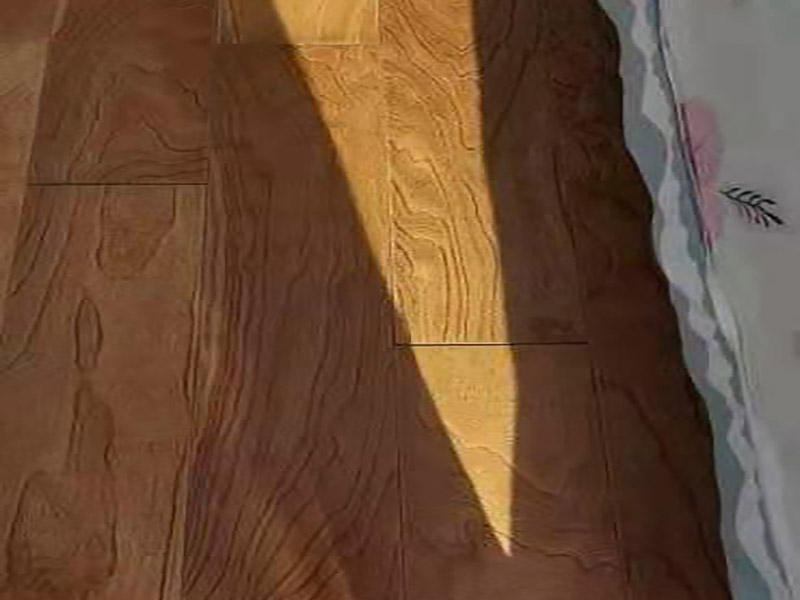 木地板維修翻新：把地板裂縫中的灰塵清理干凈，裂縫周邊貼上美紋紙。用注射器把安環(huán)密封膠填滿裂縫，用刮板刮平，美紋紙揭掉。修補(bǔ)材料固化后，一定要有彈性，室內(nèi)溫度變化裂縫大小會(huì)變化；固化后會(huì)因裂縫漲縮產(chǎn)生脫落或開裂不能防塵。