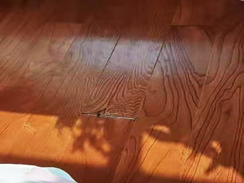 木地板維修翻新：把地板裂縫中的灰塵清理干凈，裂縫周邊貼上美紋紙。用注射器把安環(huán)密封膠填滿裂縫，用刮板刮平，美紋紙揭掉。修補(bǔ)材料固化后，一定要有彈性，室內(nèi)溫度變化裂縫大小會(huì)變化；固化后會(huì)因裂縫漲縮產(chǎn)生脫落或開裂不能防塵。