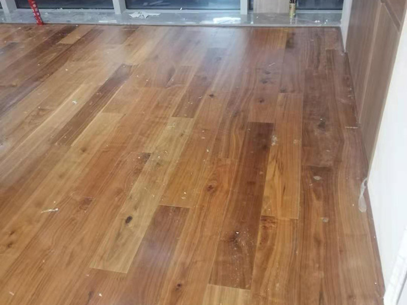 辦公室地板鋪貼：清掃地面：地面清理衛(wèi)生，避免浮塵對以后生活中的影響。確定地板鋪設(shè)方向，一般朝南房間，以南北方向為主，即地板豎向?qū)χ柟庹丈溥M(jìn)來的方向也就是地板南北向鋪設(shè)最為常見。龍骨的水平面要平整，固定要牢固，使用專用的龍骨釘。使用1.5厚的防潮墊，能隔離地面的潮氣，避免地板日常使用中因地面潮氣而產(chǎn)生變形等情況。安裝地板的釘子必須要使用地板專用釘，不可以直接打入地板中，先要使用電鉆打眼后用地板釘將木地板固定在龍骨上。注意地板鋪設(shè)中，要預(yù)留適當(dāng)?shù)目p隙，確保地板后期的膨脹空間，避免起拱問題的出現(xiàn)。