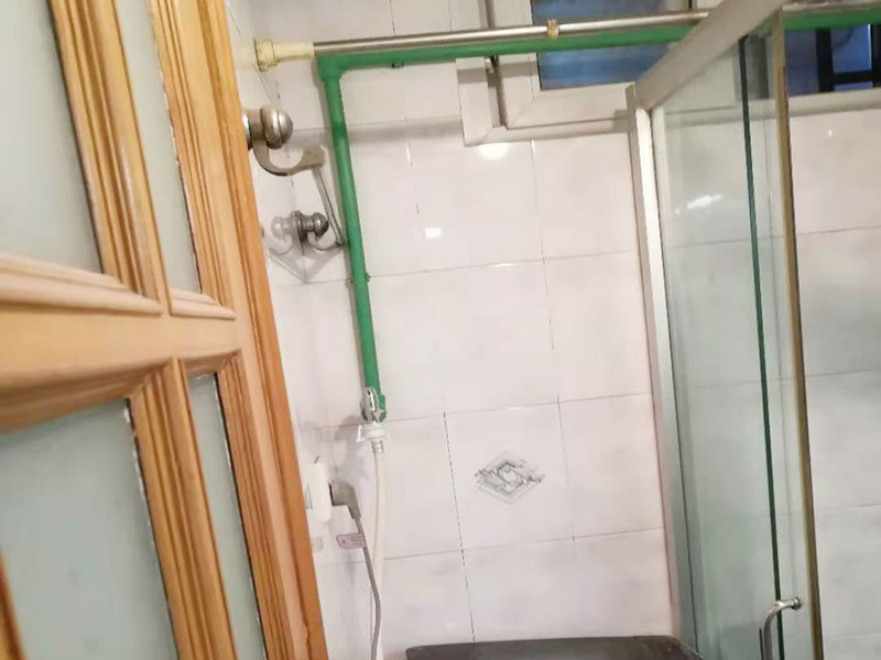 廁所暗管改明管：漏水的地方不一定先流出水，只有當水漏到樓下或水漫金山，才會發(fā)現(xiàn)漏水，但由于是暗管，也無法立刻找到漏水的地方，所以損失會相當大；走頂?shù)脑?，廚房衛(wèi)生間可以用鋁扣板吊頂遮住，在穿墻過玄關部分我們是沿著邊角走，可以用石膏線包上，不影響美觀。 1．北方四季溫差明顯，尤其是冬天過于寒冷，建議走暗管比較好。 2．南方地區(qū)由于氣候潮濕，暗管反而容易潮濕復式，可以考慮做明管，但做明管時一定要把暗管全部放棄不用。 3．做明管要用固定卡座來固定管道，用脹塞式膨脹栓固定卡座。