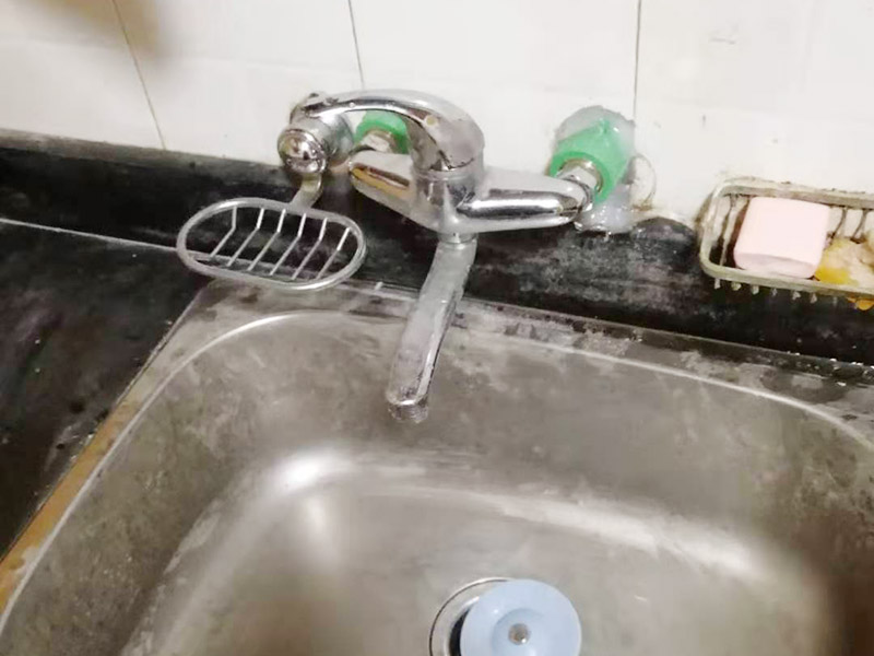 廁所暗管改明管：漏水的地方不一定先流出水，只有當水漏到樓下或水漫金山，才會發(fā)現(xiàn)漏水，但由于是暗管，也無法立刻找到漏水的地方，所以損失會相當大；走頂?shù)脑挘瑥N房衛(wèi)生間可以用鋁扣板吊頂遮住，在穿墻過玄關部分我們是沿著邊角走，可以用石膏線包上，不影響美觀。 1．北方四季溫差明顯，尤其是冬天過于寒冷，建議走暗管比較好。 2．南方地區(qū)由于氣候潮濕，暗管反而容易潮濕復式，可以考慮做明管，但做明管時一定要把暗管全部放棄不用。 3．做明管要用固定卡座來固定管道，用脹塞式膨脹栓固定卡座。