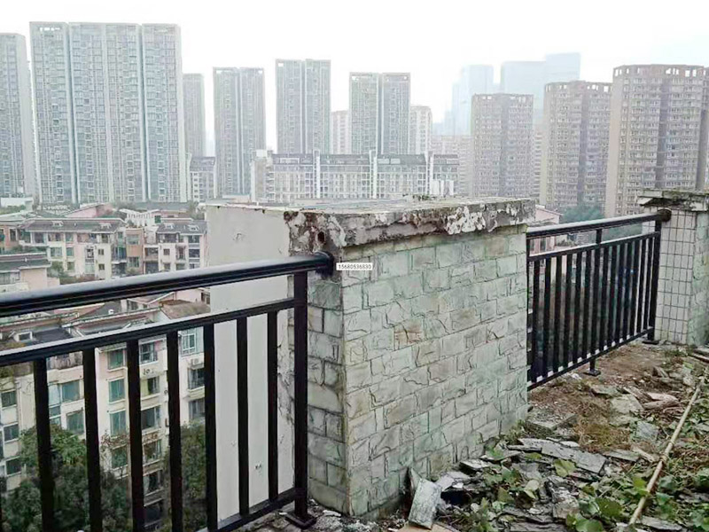 屋頂露臺更換翻新：出灰餅前對陽臺欄板、梁、線條進行認真檢查，對基層破損進行認真修補，將板面基層上的鉛絲，灰塵、污垢等清理干凈及除銹防銹處理。 　　陽臺欄板凸出的部分需用花蘭螺絲掛直，在水平方向上保證同一樓層同一水平線的陽臺欄板、梁、線條的厚度、進出一致;豎直方向上保證不同樓層同一陽臺欄板、梁、線條的厚度、進出一致。    欄桿兩側(cè)為欄板時，確定陽臺欄桿寬度后，在外墻裝飾施工前制作兇角，并上下掛直。    陽臺欄板一側(cè)為外墻時，在外墻混凝土基層上預(yù)留欄桿安裝孔洞，在陽臺欄桿安裝完成后將外保溫維修