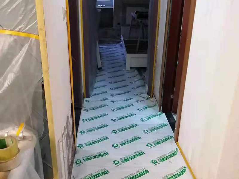 全屋成品保護(hù)措施：入戶門扇用公司統(tǒng)一的門貼進(jìn)行全面包裹保護(hù)，用透明膠帶將保護(hù)膜粘貼牢固平整。 用標(biāo)準(zhǔn)保護(hù)膜將門框三面保護(hù)完整并固定牢固。 工程完工后拆除保護(hù)膜時(shí)如果有粘貼時(shí)的膠痕，應(yīng)用酒精或?qū)Ｓ玫那逦蹌┣宄z痕。 飾面板進(jìn)場(chǎng)后對(duì)其封兩遍以上清漆并打?qū)Ψ胖谩?家具制作后，用報(bào)紙折成U字型將柜子內(nèi)部進(jìn)行保護(hù)。 涉及色漆或擦色作業(yè)時(shí)，應(yīng)將柜門拆除后噴漆或擦色，避免造成顏色交叉污染。