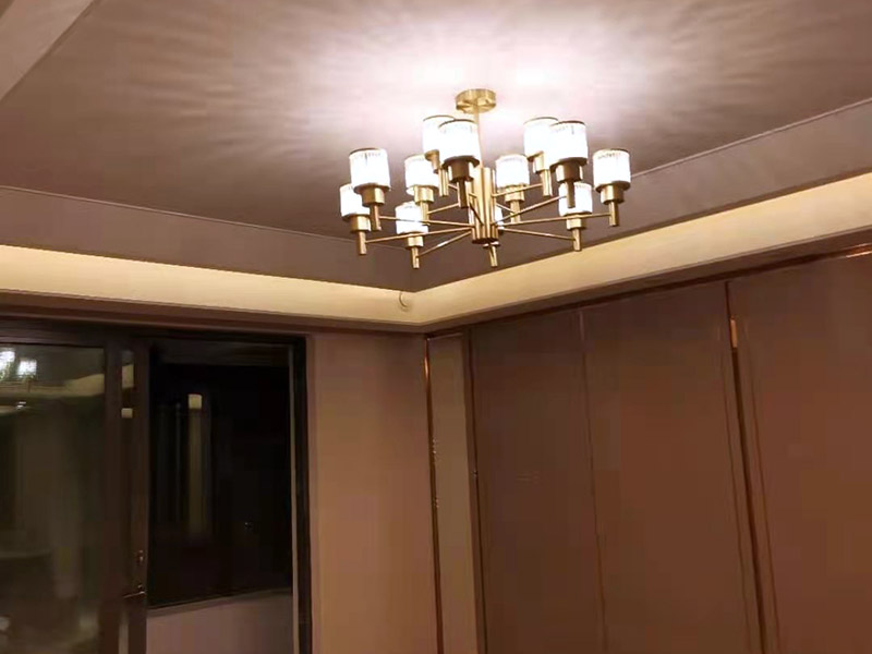 全屋吊燈安裝服務(wù)：首先要選擇好吊燈安裝的位置、要避開吊燈或天花板中埋的暗線。把掛板從吸頂盤上拿下來，對準(zhǔn)西片上的空孔選擇合適的位置，如果找空位一直沒對準(zhǔn)，注意調(diào)整一下螺絲的位置。 然后根據(jù)安裝條在天花板上找準(zhǔn)需要打孔的位置，開始鉆孔，選取合適大小的鉆頭，使用電轉(zhuǎn)在天花板上打6mm的孔。 將膨脹螺栓打入天花板的孔中，可以使用錘子將螺栓敲入孔中，然后將掛板固定在天花板上 接線并固定燈盤 關(guān)閉電源，把留出電源的線頭與燈線連接，纏上膠布，再把燈盤固定到背條上