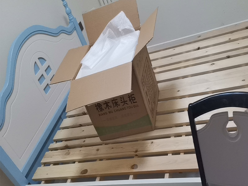 家具組裝維修：1、墻面中的裝修管線：水電改造已經(jīng)是現(xiàn)代裝修中必不可少的一項(xiàng)，所以墻面中，頂棚中，頂與墻的交接處都會(huì)有管線埋于墻內(nèi)的可能。定制家具的安裝其實(shí)與整體櫥柜非常像，也有吊柜，有時(shí)也需要用到電錘之類的重型裝備，如果事先我們都不知道那里有管，那里有線，就會(huì)有打斷線，打爆水管的可能；線比較好接起來(lái)，可是水管就很難搞了。 2、拉手、把手等五金件的安裝：這里主要是要確定安裝位置，以最合適家人的高度或者位置就可以，而不要光圖美觀好看。比如吊柜或者增高柜的把手一定要安裝在門(mén)的下面，地柜、寫(xiě)字臺(tái)的小柜，一定要放在上面。 3、注意保持衛(wèi)生：如果是更換家里的舊家具，這一點(diǎn)尤為重要，因?yàn)槎ㄖ萍揖卟煌诔善芳揖?，很多東西是在您的家中安裝完成的，要有一些打孔、切割等工作，所以必然會(huì)有一些鋸末和灰塵產(chǎn)生。 4、安裝時(shí)要注意家中的其它位置的保護(hù)，因?yàn)榧揖咭话阍诩已b過(guò)程中是最后進(jìn)場(chǎng)（不裝修的話更要保護(hù)家里的物品），家具安裝完，就要做保潔了。重點(diǎn)保護(hù)的對(duì)象是：地板（尤其是實(shí)木地板）、門(mén)套、門(mén)、樓梯、墻紙、壁燈等。