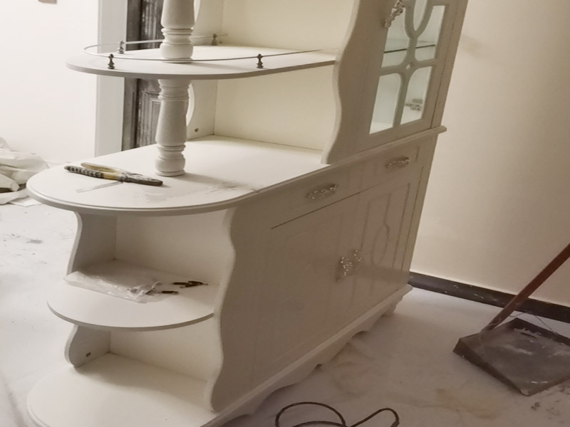 家具組裝維修：1、墻面中的裝修管線：水電改造已經(jīng)是現(xiàn)代裝修中必不可少的一項(xiàng)，所以墻面中，頂棚中，頂與墻的交接處都會(huì)有管線埋于墻內(nèi)的可能。定制家具的安裝其實(shí)與整體櫥柜非常像，也有吊柜，有時(shí)也需要用到電錘之類的重型裝備，如果事先我們都不知道那里有管，那里有線，就會(huì)有打斷線，打爆水管的可能；線比較好接起來(lái)，可是水管就很難搞了。 2、拉手、把手等五金件的安裝：這里主要是要確定安裝位置，以最合適家人的高度或者位置就可以，而不要光圖美觀好看。比如吊柜或者增高柜的把手一定要安裝在門(mén)的下面，地柜、寫(xiě)字臺(tái)的小柜，一定要放在上面。 3、注意保持衛(wèi)生：如果是更換家里的舊家具，這一點(diǎn)尤為重要，因?yàn)槎ㄖ萍揖卟煌诔善芳揖?，很多東西是在您的家中安裝完成的，要有一些打孔、切割等工作，所以必然會(huì)有一些鋸末和灰塵產(chǎn)生。 4、安裝時(shí)要注意家中的其它位置的保護(hù)，因?yàn)榧揖咭话阍诩已b過(guò)程中是最后進(jìn)場(chǎng)（不裝修的話更要保護(hù)家里的物品），家具安裝完，就要做保潔了。重點(diǎn)保護(hù)的對(duì)象是：地板（尤其是實(shí)木地板）、門(mén)套、門(mén)、樓梯、墻紙、壁燈等。