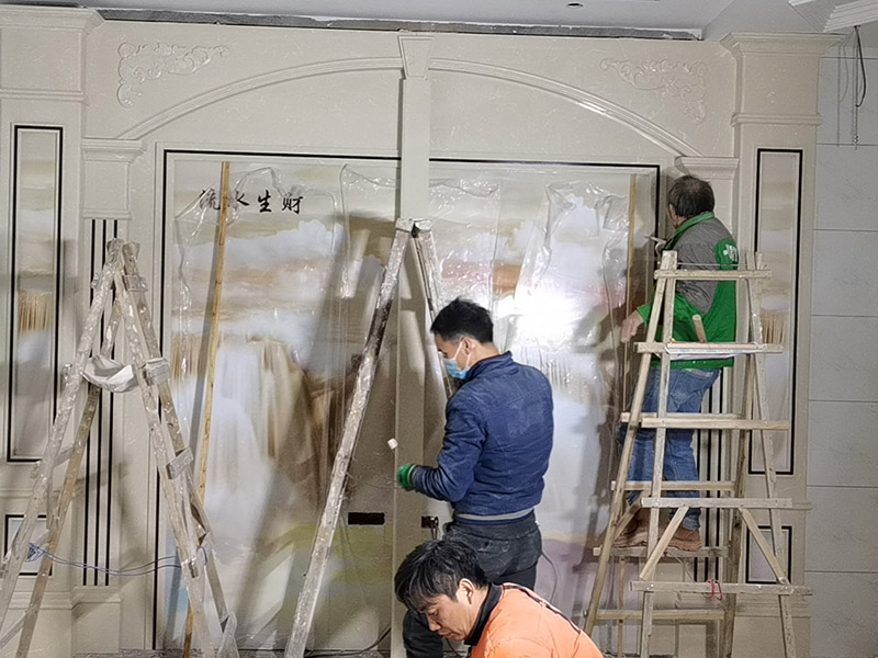 客廳背景墻裝修：電視背景墻一定會(huì)是裝修的重中之重,他的裝修類型有許多,例如外型鋁塑板、石膏板外型、外型鋁塑板、木制油漆外型、玻璃、石材外型,還有貼墻紙等各種裝修方式。做裝修計(jì)劃時(shí)一定要考慮一下客廳他自己寬度,一般情況下放置電視機(jī)比較看起來最佳的間隔是電視機(jī)尺度的3.5倍因此我們不能把電視墻做得太厚,以免導(dǎo)致客廳看起來比較狹小。背景墻面在施工時(shí)候，我們要確定好踢腳線高度，地磚厚度這些因素都是我們需要考慮進(jìn)去的使各個(gè)外型諧和,如果沒有計(jì)劃踢腳線,那么面板、石膏板的裝置應(yīng)當(dāng)在地磚施工完成后,以防受潮。