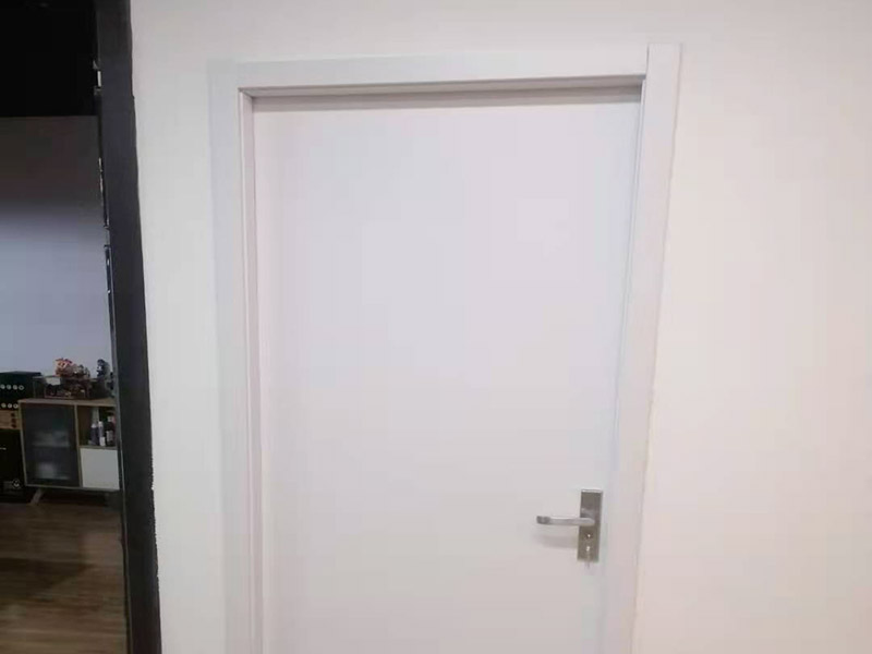 木門安裝服務(wù)：木門安裝的第一步是拼裝門套，要先將木門的門套和立板找出，依據(jù)反面編號對好接合口，其采口應(yīng)在同一平面上，然后在接口處涂上膠水。在拼裝時，不要直接把螺絲打入門套內(nèi)，應(yīng)查看采口之間的尺度是否正確，接合處是否平坦結(jié)實再進(jìn)行安裝。當(dāng)門套拼接好之后，就需要將它放在門洞內(nèi)，然后使用一些木條將它的四周進(jìn)行固定，門套的雙面應(yīng)與墻體保持在同一平面上。其次要查看門套的全體是否和地面垂直，門套的頂板和兩立板的兩個角是否直角，門套立板有無曲折。 接著需要安裝門扇，在這個步驟，需要注意的是其合頁槽與門扇兩邊的距離應(yīng)以門扇高度的1/10為宜，合頁槽的深度以合頁的單片厚度為宜。如果門的重量較重，就需要安裝3個合頁。當(dāng)合頁裝好以后，要再用螺絲將其固定。需要注意的是門套上的合頁要先只擰上一顆螺釘，然后關(guān)門查看門的左右和上面的縫隙是否相同，開啟是否靈敏，確認(rèn)無誤后，再將其它的螺釘擰緊固定。