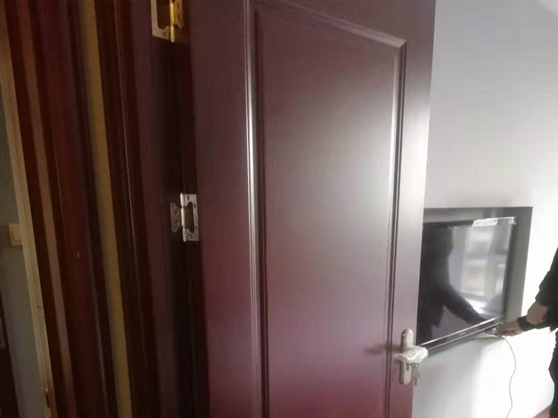 室內(nèi)木門安裝：首先要組裝門套。在上一個木門安裝步驟中已經(jīng)將木門的各個部件整理好了，所以此時只需要將門套與立板根據(jù)編號接合。接下來將門套安裝進(jìn)門洞里。這是比較重要的一個木門安裝步驟，應(yīng)該先將門套的四周固定好，要注意門套是否與地面垂直，這時候的木門安裝標(biāo)準(zhǔn)是垂直誤差不可以超過2mm,水平誤差不允許超過1mm。然后就是安裝門扇了，密封條一定要做好。最后是安裝五金，包括門鎖、合頁、門吸等，一定要確保靈活、牢固。