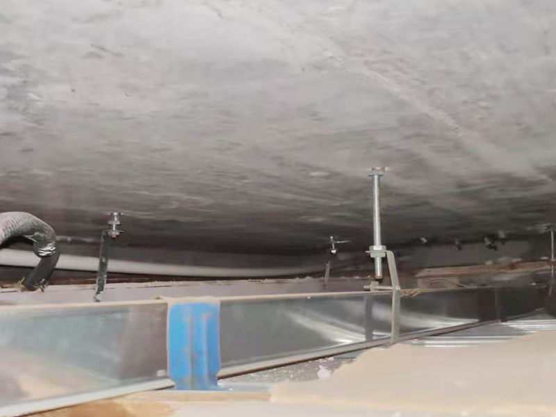 閉水試驗(yàn)樓下檢查：首先要將事先準(zhǔn)備好的沙子裝進(jìn)塑料袋里，這樣才能?chē)?yán)實(shí)地堵住地漏，也可以做到防止蓄的水跑掉。塑料袋就是防水涂料的包裝袋，一般都會(huì)在刷完防水以后特定將這個(gè)塑料袋留著，以備做閉水試驗(yàn)的時(shí)候用。 2、第二步：將水有可能滿(mǎn)出來(lái)的門(mén)口堵上水泥，地面很低的地方就是不能用的。 3、第三步：放水。水要將整個(gè)涂閉水試驗(yàn)的地面全部都要浸濕，一般來(lái)說(shuō)差不多放1公分就足夠了，但是怕放的水在未來(lái)的48小時(shí)內(nèi)蒸發(fā)掉，那么你就可以考慮放在2公分高就可以了。