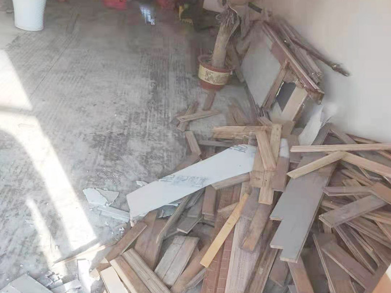 老舊陽臺鏟除裝修：原有的下水和地漏要做好保護，以防在拆除過程中掉下的。地面拆除需到混凝土層。原有開發(fā)商交付的防水必須全部鏟除。鏟除以后要先做地面找平。以防出現(xiàn)魚眼坑坑洼洼等不平。導(dǎo)致防水無效及。地磚空鼓。防水干了以后，一定要做24小時得閉水試驗，然后到樓下去檢查是否漏水，才能繼續(xù)施工。 陽臺雖然不會經(jīng)常有大面積的積水，但是為了防止意外的發(fā)生，防水是一定要做的哦。