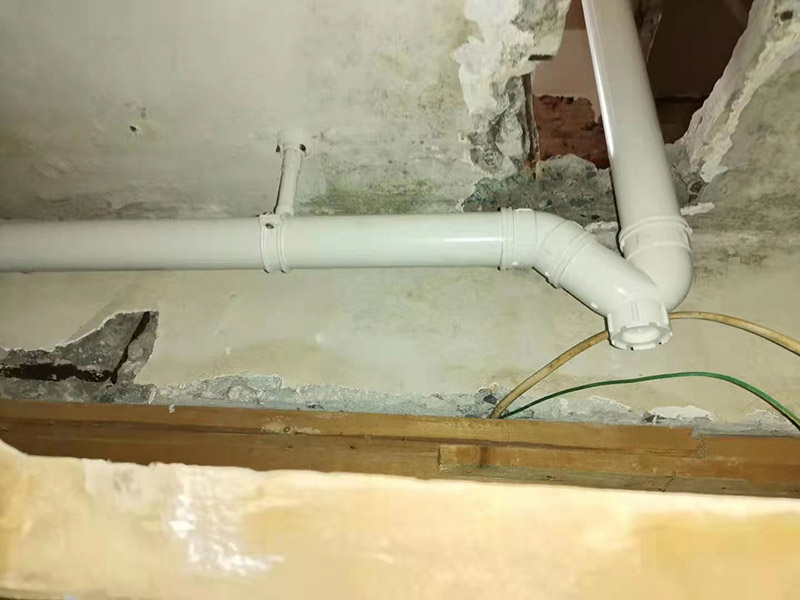 鑄鐵下水管更換：鑄鐵排污管與PVC管物理性能不一樣，PVC下水管與鑄鐵下水管之間的連接是無法通過芽口連接裝置來實現(xiàn)的，如果單獨更換請務(wù)必注意在兩種管道接口位置加防水膠及防水密封圈，防止因熱脹冷縮導致的漏水滲水現(xiàn)象； 切割時最好先把二層將鑄鐵管鋸斷，然后用相應(yīng)口徑的PVC直接，用膠粘接在鑄鐵管上，直接一定要大于鑄鐵管的口徑。粘接的膠可選用萬能膠、免釘膠、塑鋼泥等。 逐層更換請盡量不要更改原管道走向一般不會有其他的問題的！ 架把火把PVC排水管烤軟，注意火候烤軟就行不要給烤焦了，然后用家里的啤酒瓶當做擴口器把PVC管擴下口，然后把鑄鐵和PVC管連接到一塊就行了連接的時候注意要擰緊。